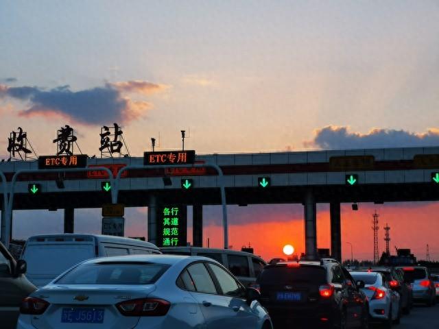 高速公路免费政策逐步落实，前期收费逐步取消引发关注
