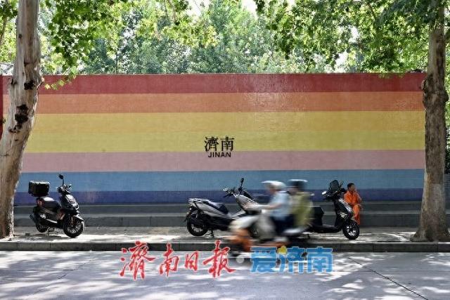 一年四季 泉在济南丨济南天桥区“彩虹墙”成网红新地标，艺术赋能带动老街消费热潮