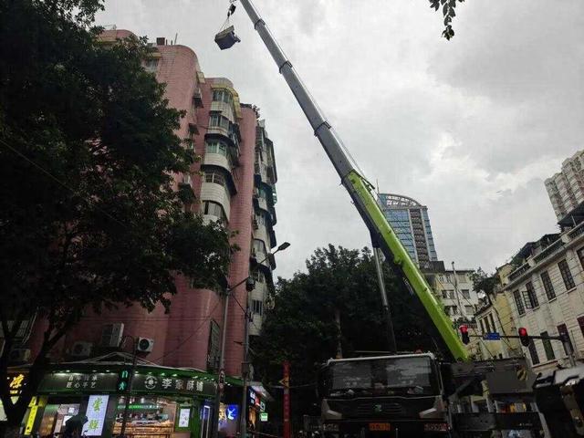 广州硬核“扫楼”！“无人机+吊机”完美搭档，清扫天台蚊虫孳生地