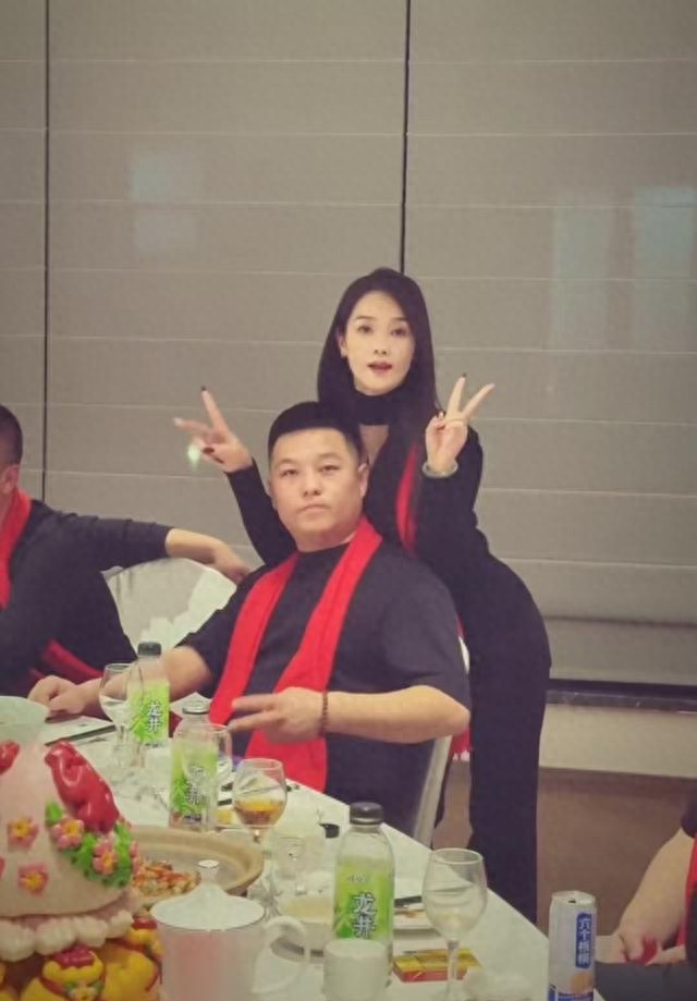 男子感叹老婆长得美，结婚10年依旧心动，网友：爱妻者风生水起