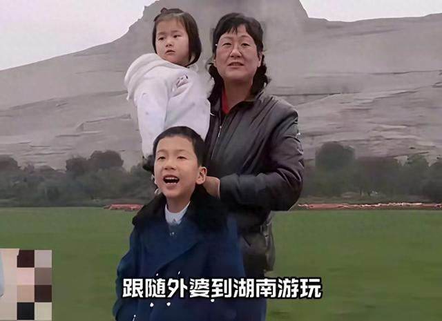 毛东东兄妹二人，和外婆在橘子洲头拍下合照，背景是曾祖父雕像