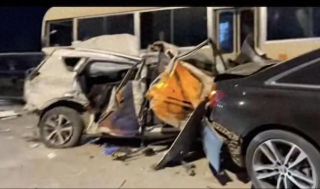 张家口吊车事故致13伤	，有滑雪场工作人员受伤 救人者：与死亡擦肩而过