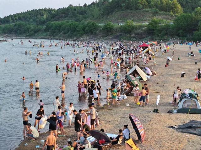 50万人涌来玩水，“马尔代夫上巴河分夫”名不虚传