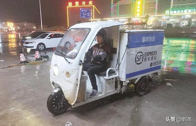 灯火映归途，快递小哥不停步