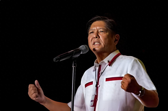 菲律宾持刀威胁我海警？中国果断水炮反击，美日英多国迅速表态