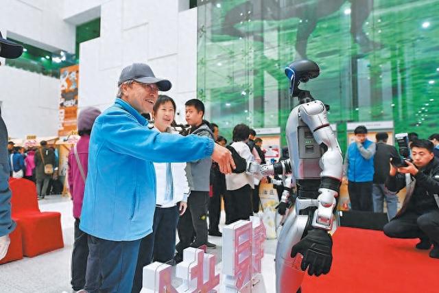 聚焦银发需求！科技馆打造 “银龄益智坊”