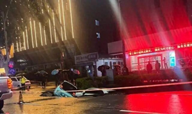 洛阳突发路面塌陷，两辆行驶中小汽车坠入，多部门介入处置，具体原因仍在调查中