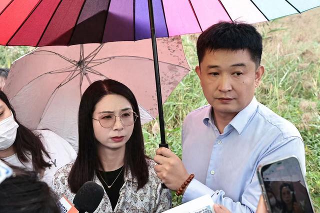 “性侵工伤认定”案当事人丈夫：双方都提交了新证据，妻子穿被侵害时的衣服出庭算是一种治疗