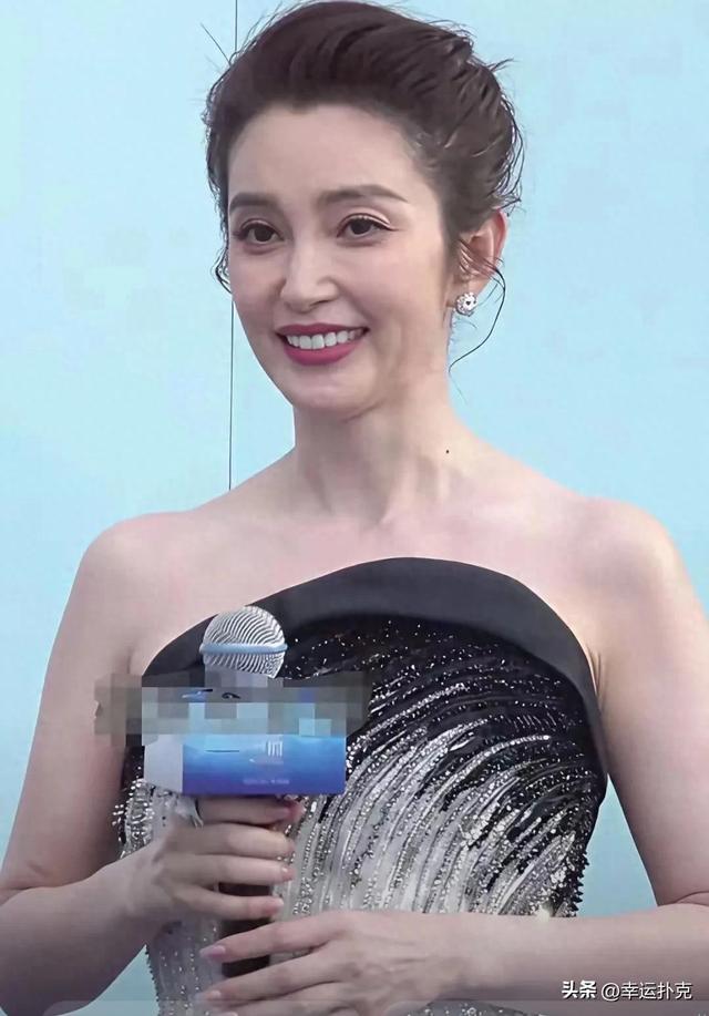 50多岁的李冰冰，自然优雅的老去，比起那些医美脸看着舒服多了