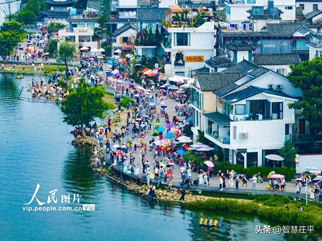 云南大理：洱海生态廊道游人如织