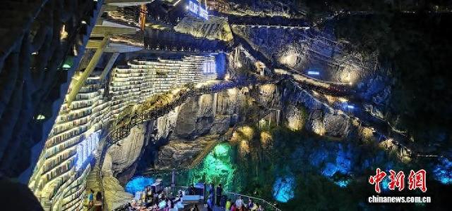 广西悬崖书店悬空百米深坑 万卷藏书铺就文旅新径