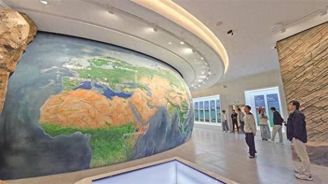 祁连山的昨天和今天 ——探访祁连山国家公园展陈中心大数据中心