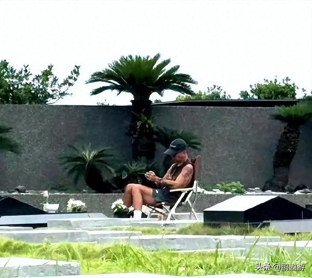 大S雕像圆满落成，具俊晔设计了9个台阶，5块方形石头	，深藏爱意