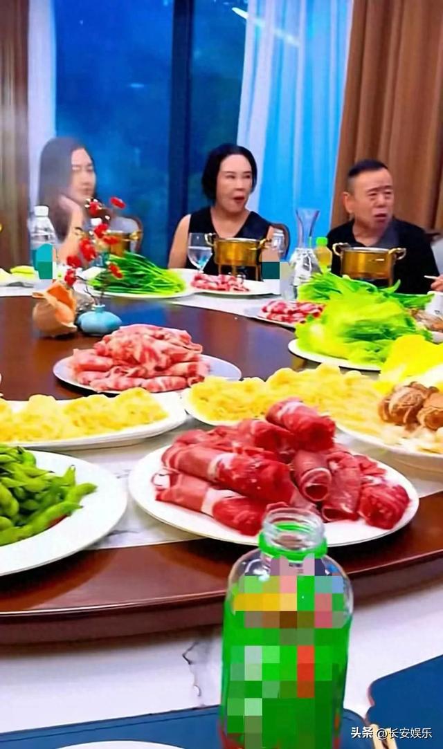 潘长江一家北京别墅宴客，餐厅大得像会所，妻子杨云罕见现身！