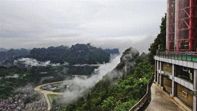 雨霁矮寨云水人家