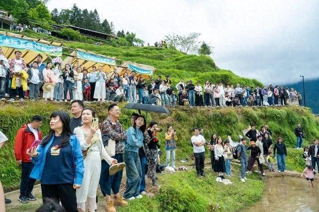 梯田尾波冲浪成顶流 五一期间这个景区跨界玩法引爆全网