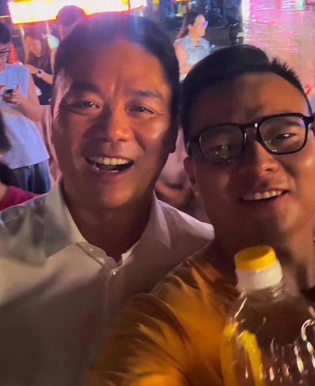 刘强东回老家行程拉满！路边摊与乡亲们举杯，苏超现场开心的跳舞
