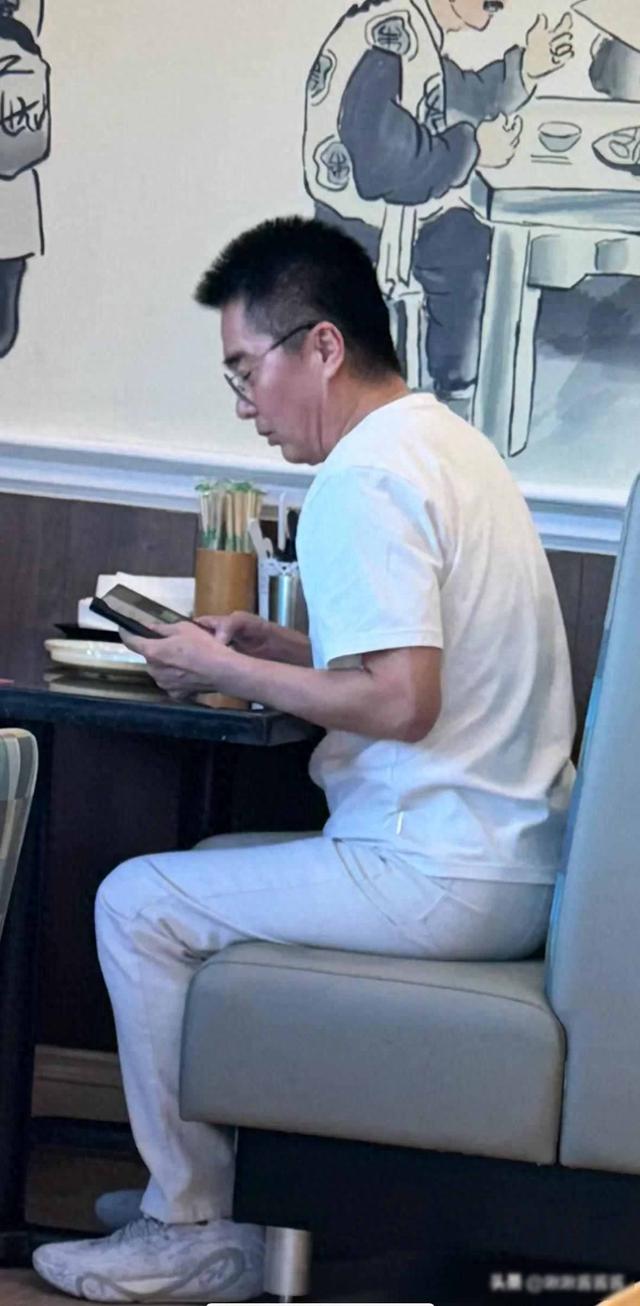 何晴葬礼寒风中的独子，父亲缺席之谜，兄弟天各一方真相几何？