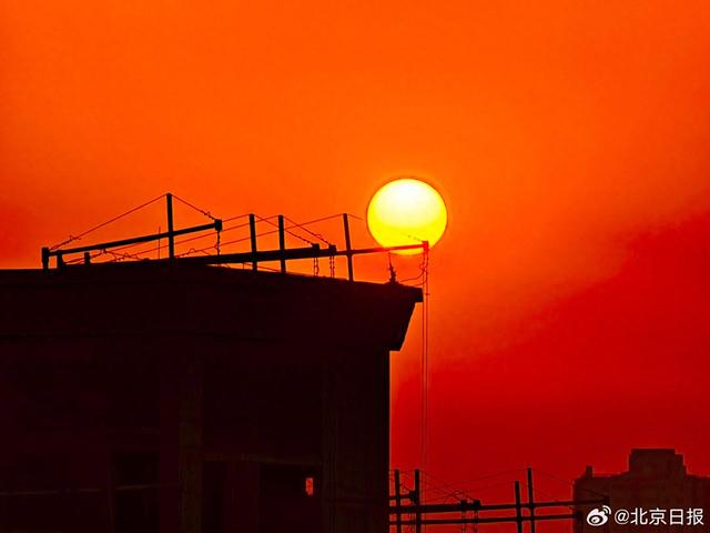 绝美夕阳！北京玉渊潭公园现“金光穿洞”