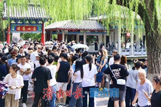 雨后趵突泉水位显著回升 高温天游客赏泉热情不减