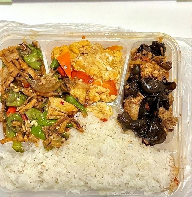 北京下了死命令	，2027年底前，所有中小学必须告别“校外配餐	”