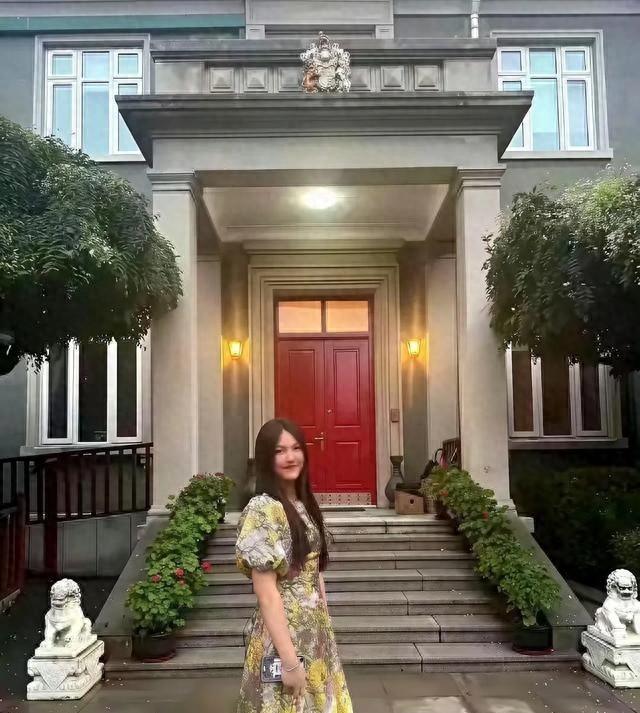 李湘在平台晒自家北京小院。大到让网友以为是景区，真的太有钱了