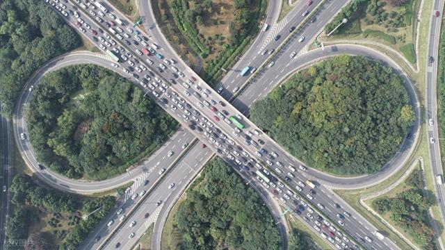 2025国庆中秋假期高速免费通行，共免费8天！30号上高速收费吗？
