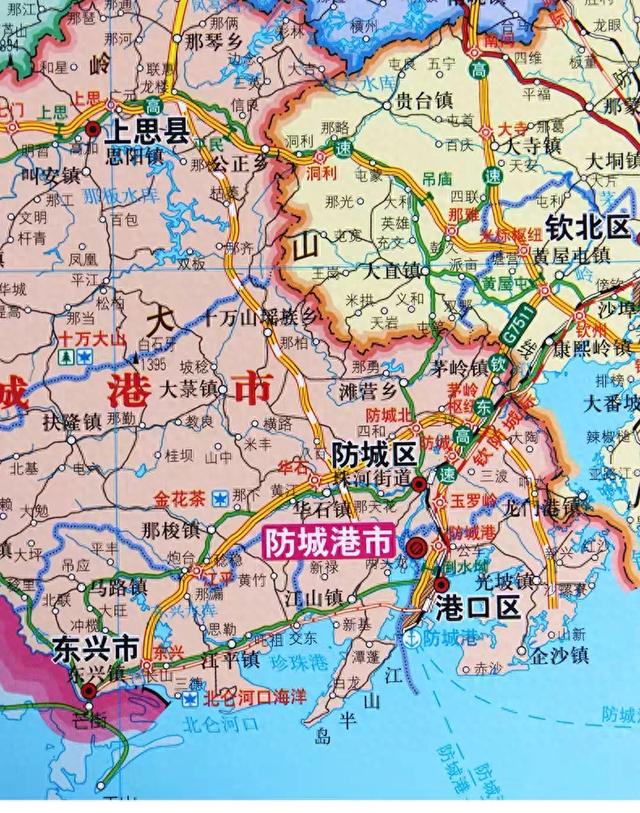 广西防城港,这边的海滩干净而且人比较少,是捡海螺的好去处