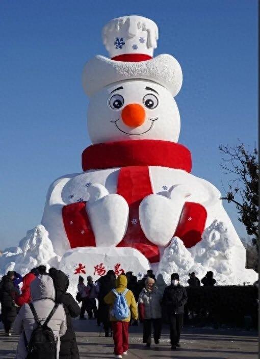 第38届太阳岛雪博会“雪人先生”正式亮相