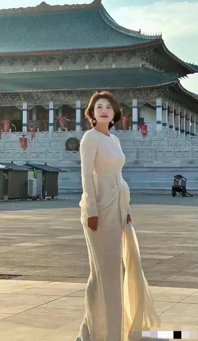 央视最美主持人张蕾都胖了，胸都跟着水涨船高，变大了不少