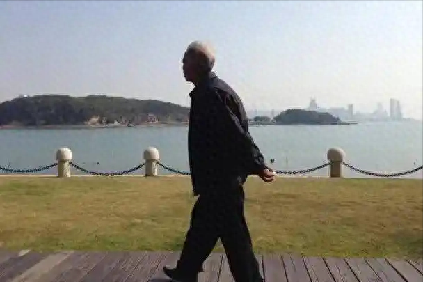 老人越散步命越短？专家：老人散步，这3点千万多留意，别不听劝