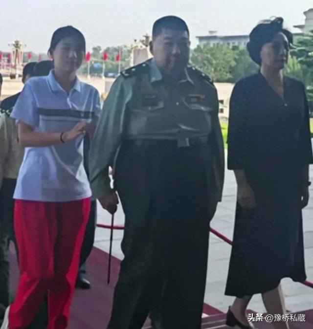 懂事的毛甜懿搀扶着父亲，前往毛主席纪念堂祭奠，刘滨黑色着装！