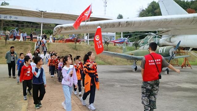 “我以后也要开飞机！”湖南亲子家庭沉浸式体验航空魅力