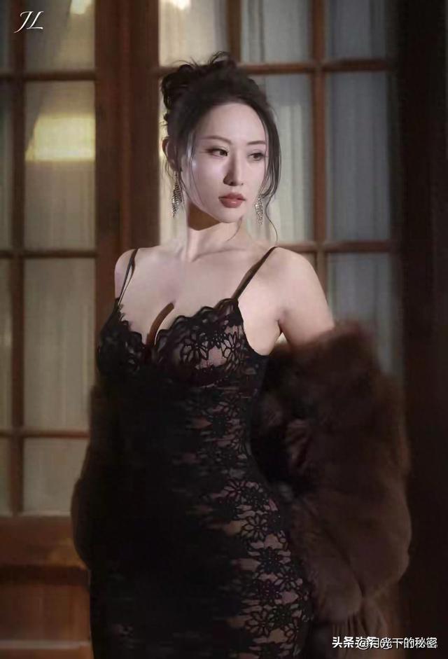 哇塞！这身材！这样貌！这腿！感觉她太吃亏了，根本没现实中好看