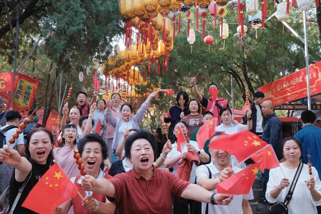 千佛山国庆中秋游园会盛大启幕，假期首日上午引客近三万