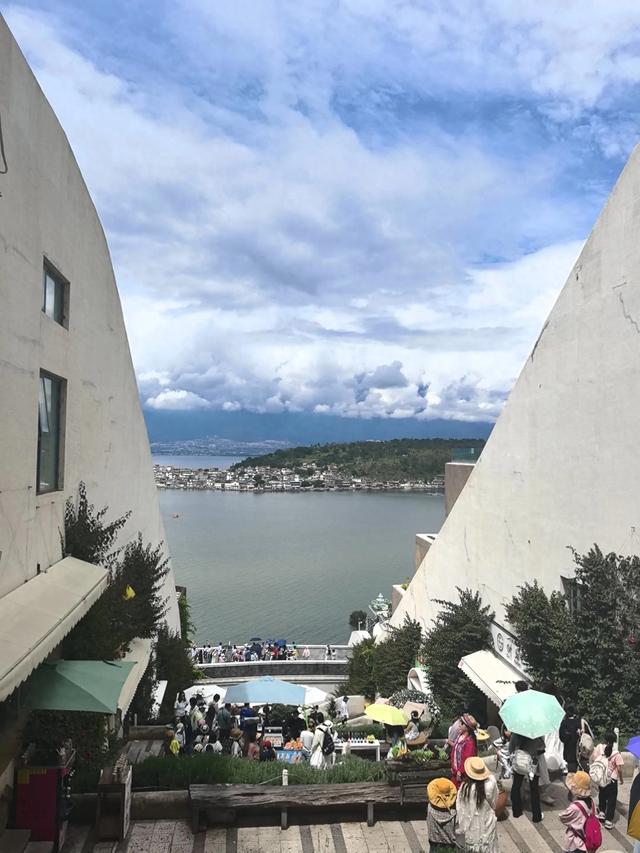 曾对旅行充满了期待，现在的我疑惑了。