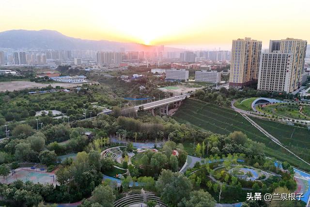 晨色里的兰州七里河彭家坪——都市文化休闲公园
