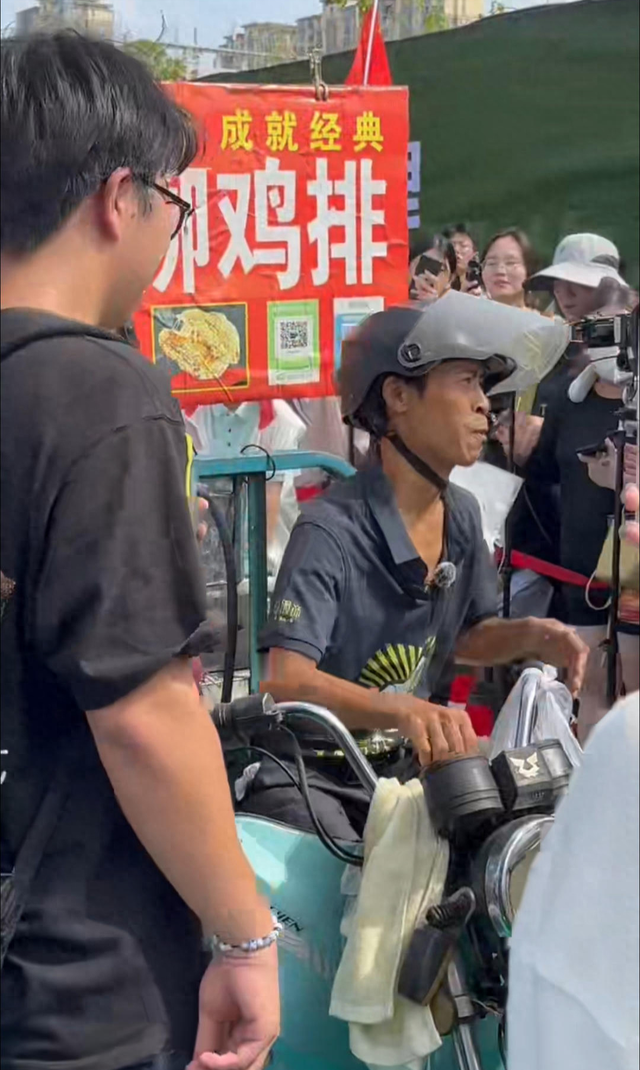 国庆首日“鸡排哥”提前1小时出摊，当地居民买100个凳子供游客休息；当地用半天时间火速铺设“鸡排大道”→