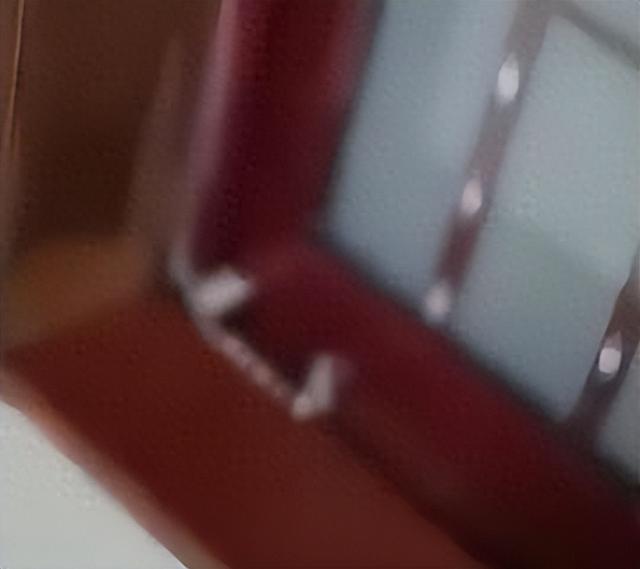 疑似银环蛇从洗手间门框上掉下，业主：情急中用开水烫了下，不能让它半夜乱跑，邻居家有3个孩子