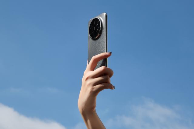 华为Mate 70 Air 轻薄旗舰：Air 的手感，Mate 的体验