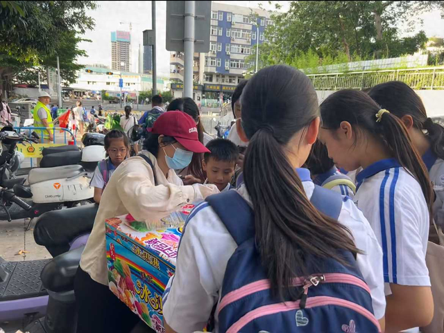 学校门口的垃圾食品小摊位，你们怎么看？