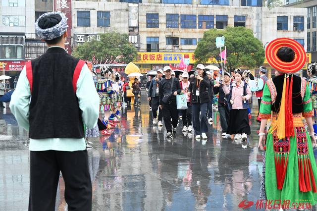 成都“熊猫专列”首次抵怀  238名游客打卡福地怀化