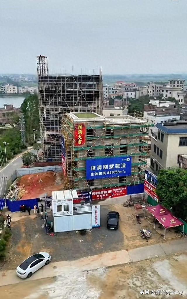 全红婵家围挡拆了，所谓的“别墅”真相	，让网友吵翻了