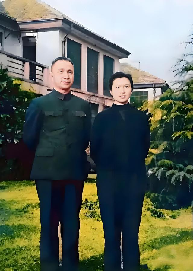 粟裕大将的夫人有多美？这是1952年的留影，她29岁，气质不凡