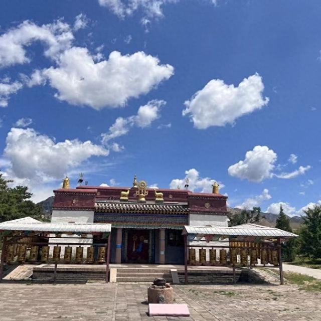 我是上海人，旅游景点内蒙古梅力更召，部分维修，却难见完整殿宇