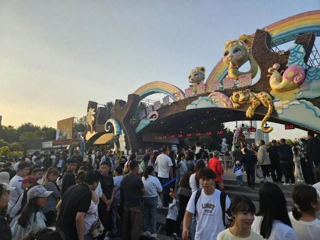 万人涌入长春动植物园看“雪饼猴”：家长肩头长满孩子，还有人爬树也要看