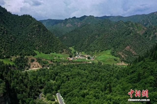 航拍青海互助北山国家森林公园夏日美景