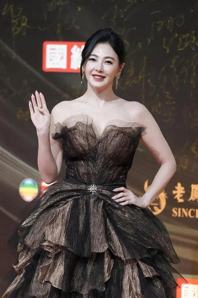 张雨绮事件爆料人称被神秘人致电提醒，报警后得知是律师，律所回应：该律师正注销执业证准备离职