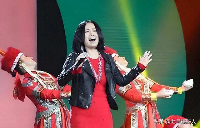 她连续5次上春晚，私下却和恩师同居怀孕被骗流产，现在57岁单身