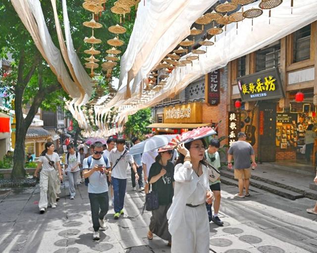 重庆十八梯搭400米草帽天幕为游客消暑